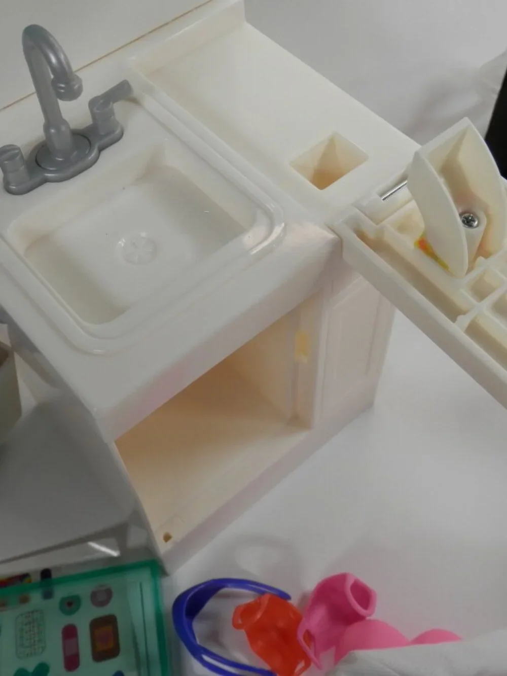 2020 Barbie Fast Cast Clinic Playset Doctor Office Hospital Medical Dough GTN61
